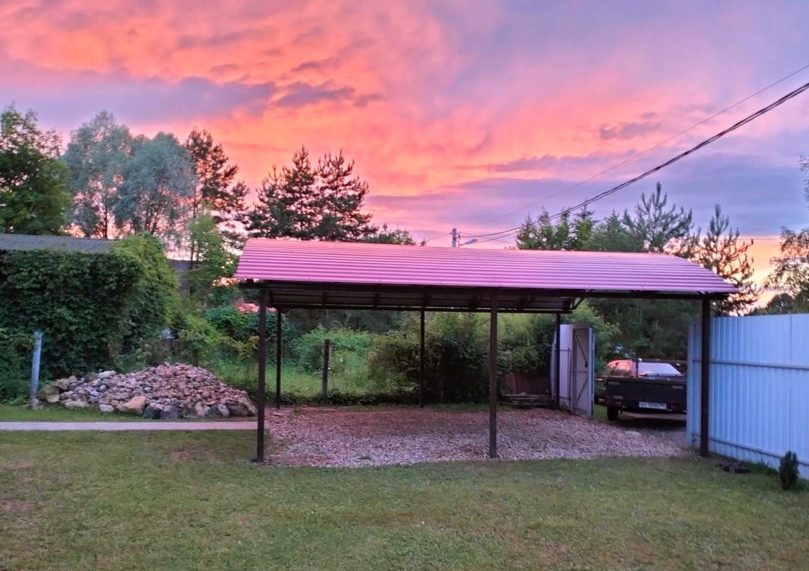 Полузакрытый навес с крышей из поликарбоната