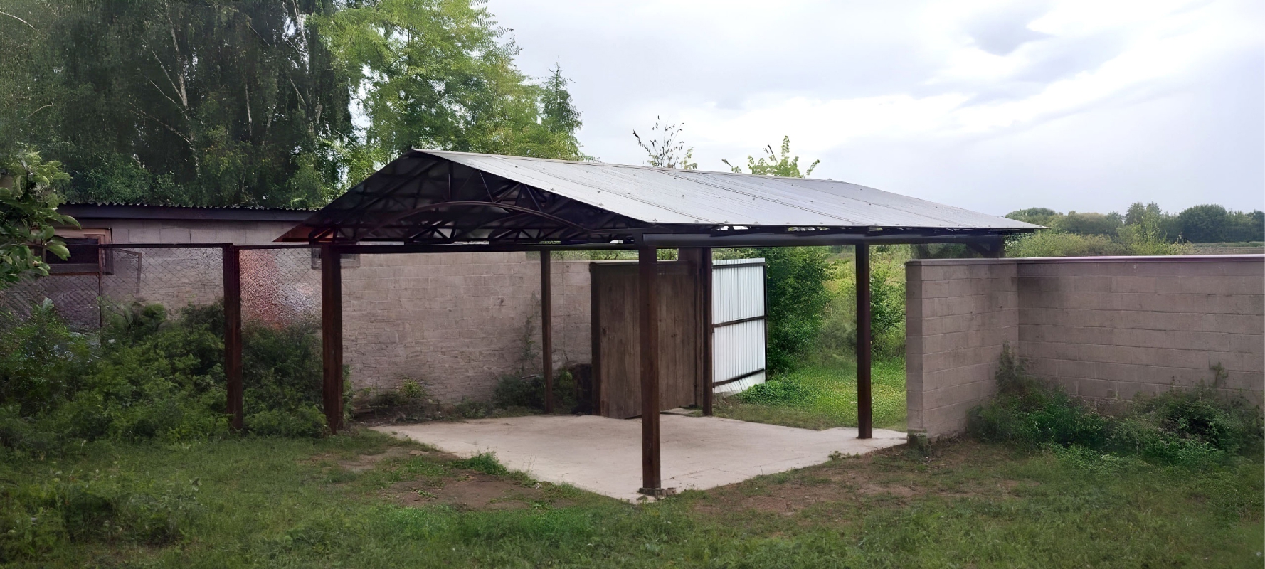 Двускатный навес с поликарбонатом для автомобиля Арочный автонавес с коричневым поликарбонатом