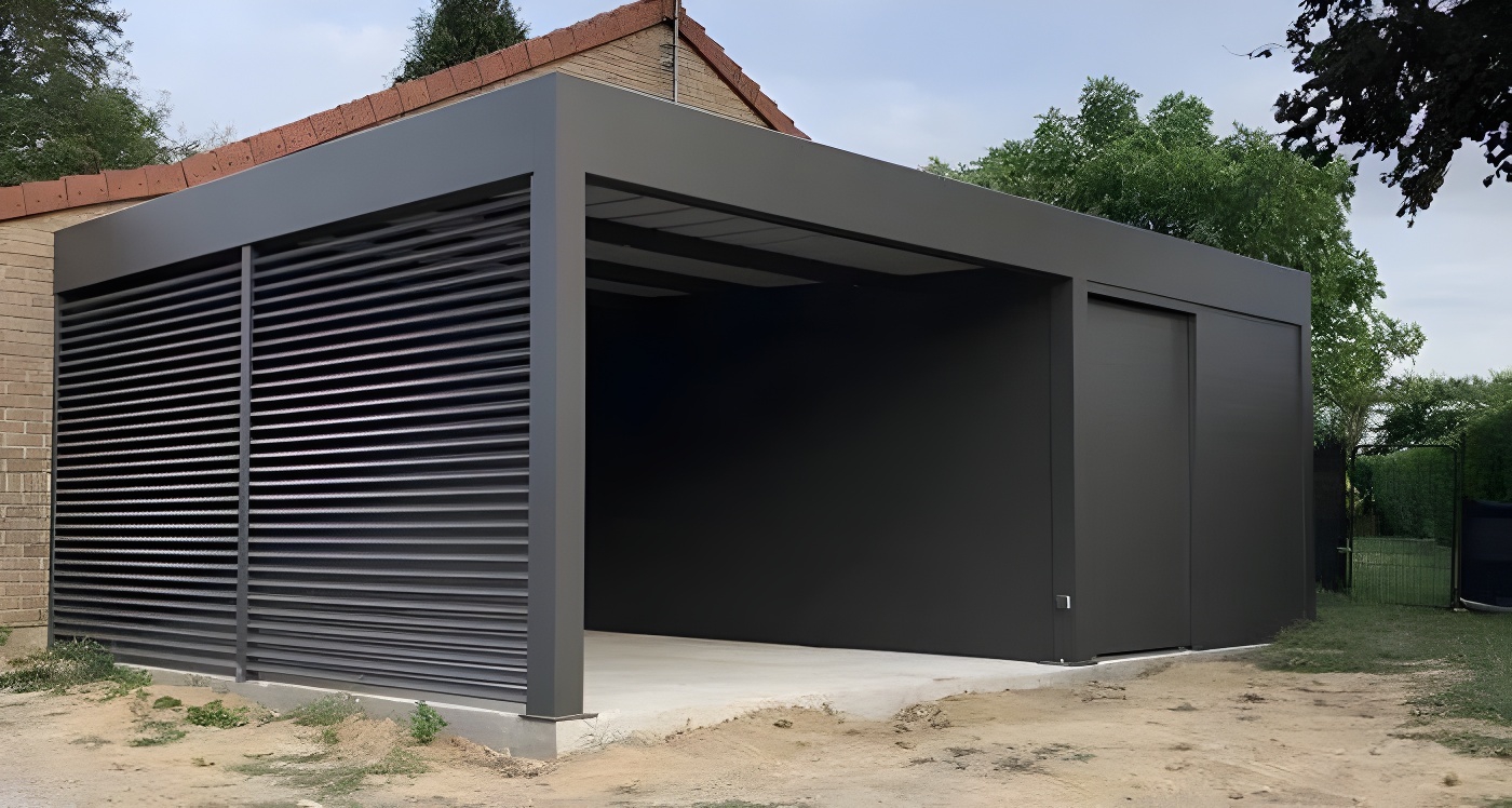 Полузакрытый навес с крышей из поликарбоната